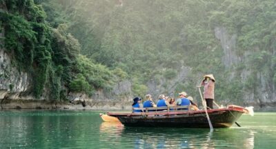 Bootje langs de rotsen van Ha Long Bay in Vietnam.