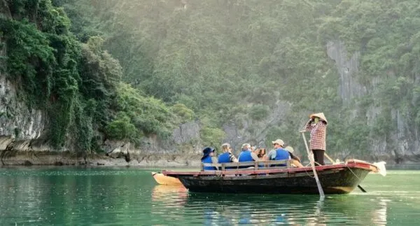 Bootje langs de rotsen van Ha Long Bay in Vietnam.