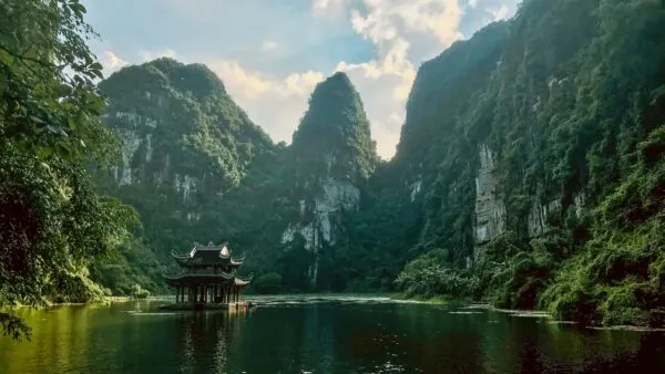 Bergen bij Hoa Lu River in Vietnam.