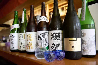 Japanse sake bij een sake brouwerij