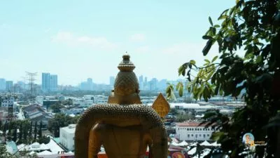 beeld batu caves van de achterkant met skyline over de stad