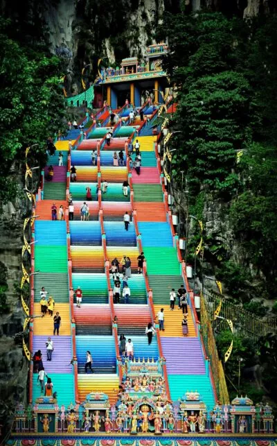 lopende mensen op de trappen van de batu caves in maleisië