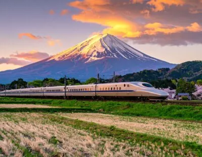 Shinkansen rijdt langs Mount Fuji in Japan.
