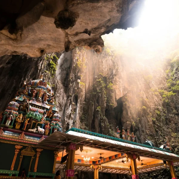 Zonnenstralen schijnen op tempel in Batu Caves, Maleisië.