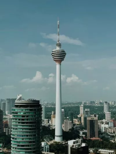 Kl tower in kuala lumpur met uitzicht over de stad