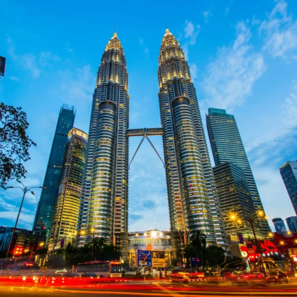 Twin Towers met schemering in Kuala Lumpur, Maleisië.