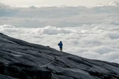 mount kinabalu beklommen boven de wolken