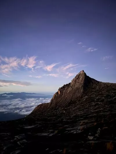 mount kinabalu bij zonsopkomst
