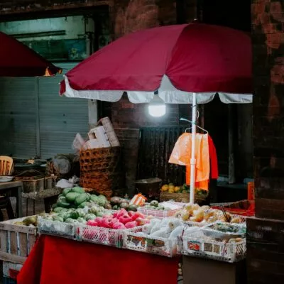 nacht markt met groente en fruit en en parasol