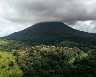 vulkaan arenal in costa rica, groene omgeving met huisjes