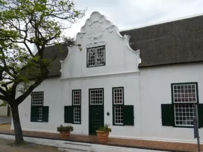 Witte huis van het Dorpmuseum in Stellenbosch, Zuid-Afrika.