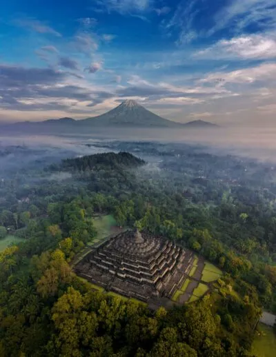 Borobudur in indonesie vanuit een birdview