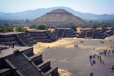 Teotihuacan in mexico met uitizcht op de piramide van de zon en andere tempels