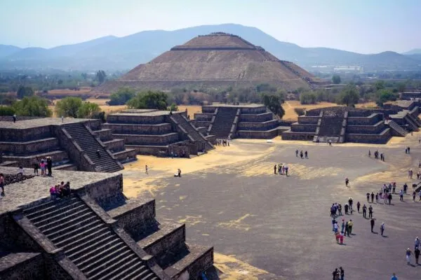 Teotihuacan in mexico met uitizcht op de piramide van de zon en andere tempels