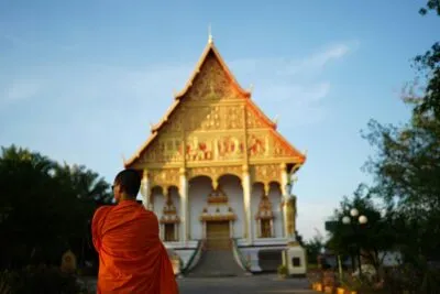 tempel met monik in cambodja