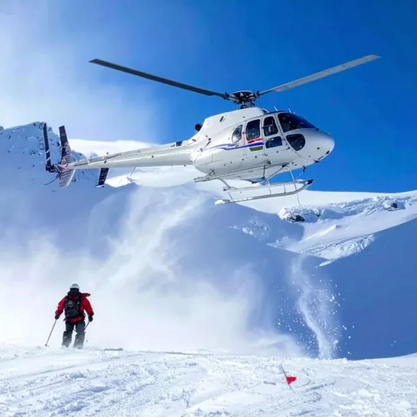 https://travellegends.staging.stijlbre.uk/app/uploads/2025/06/ijsland-helikopter-skien-sneeuw-bergen-man.jpg