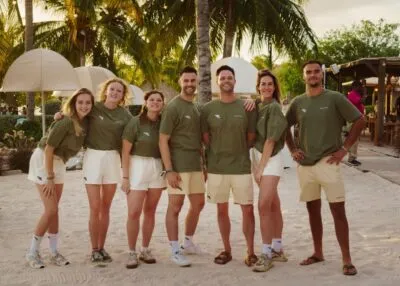 Teamleden van Travel Legends op het strand.