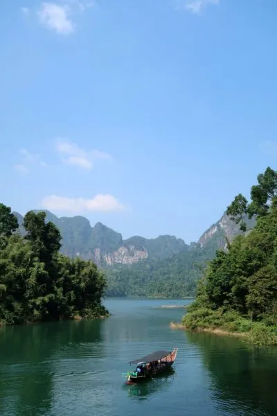 khao sok national park, boot door het water tussen de jungle en rotsen