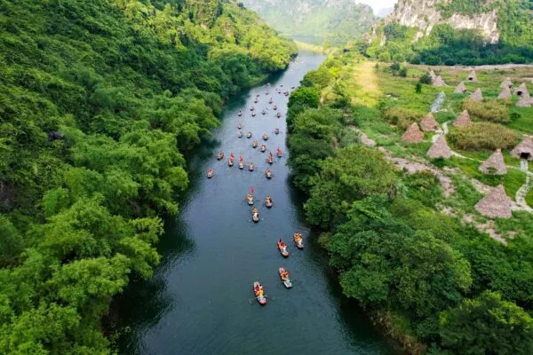kano in de rivier in ninh binh