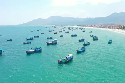 Boten bij Bai Xep Beach in Quy Nhon, Vietnam.