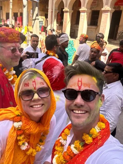 Rob en Roos tijdens Holi in India.