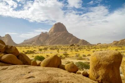 Rotsen en vlakte bij Spitzkoppe in Namibië.