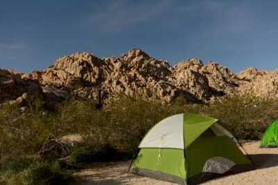 Tent met sterren bij Spitzkoppe in Namibië.