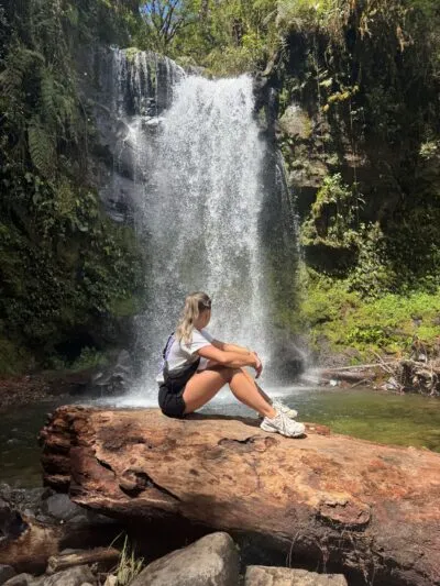 Pleun bij waterval in Boquete, Panama
