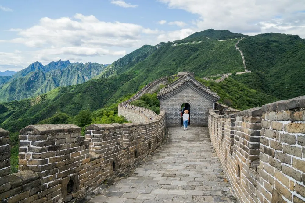 Op de Chinese Muur over de heuvels.