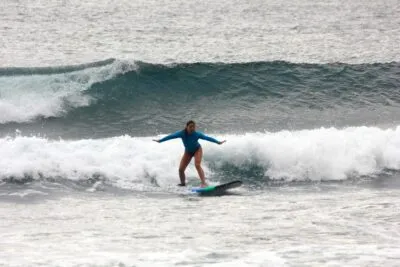Robin surfend in Indonesië.