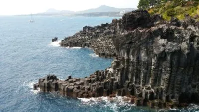 Jusangjeolli klif met basaltkolommen op Jeju Island.