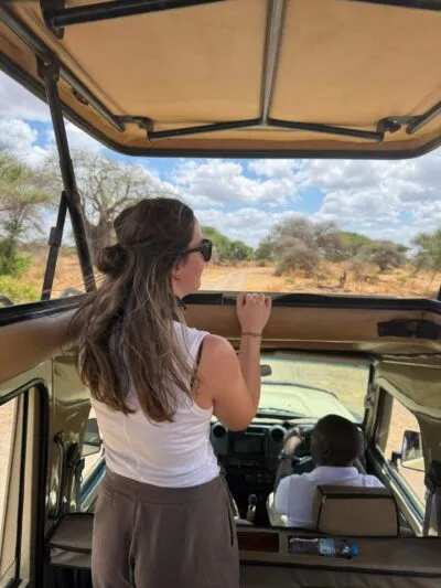 Zoë in een jeep Tanzania