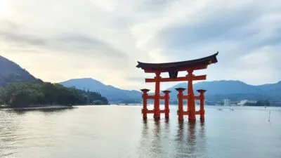 Torii poort in de zee van Hiroshima, Japan.