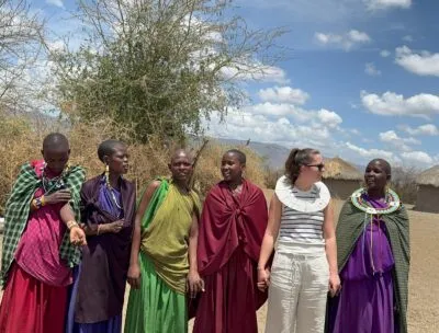 Maasai-stam met Zoë in Tanzania.