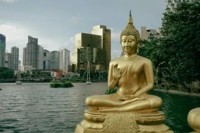 Sri Lanka Colombo Boeddha Goud Standbeeld Bij Water