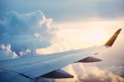 Vliegtuig In De Lucht Wolken