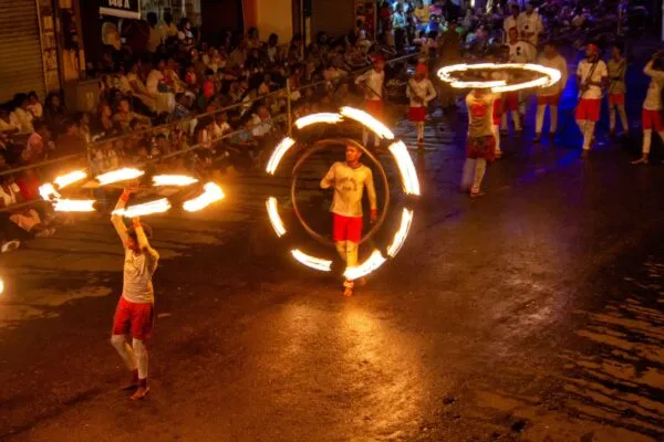 Sri Lanka Kandy Esala Perahera Man Met Vuur