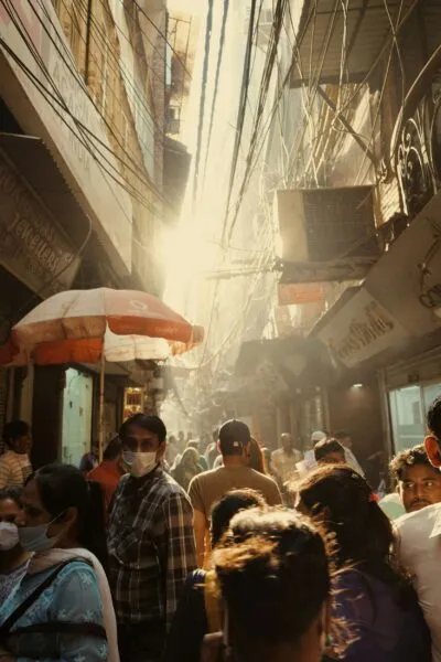 India New Delhi Steegje Met Kraampjes En Mensen