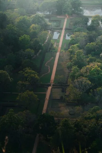 lion rock in sri lanka met tuinen er omheen