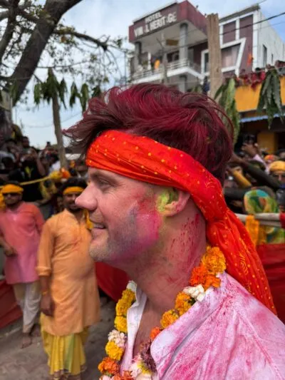 Rob onder de kleuren van Holi in India.